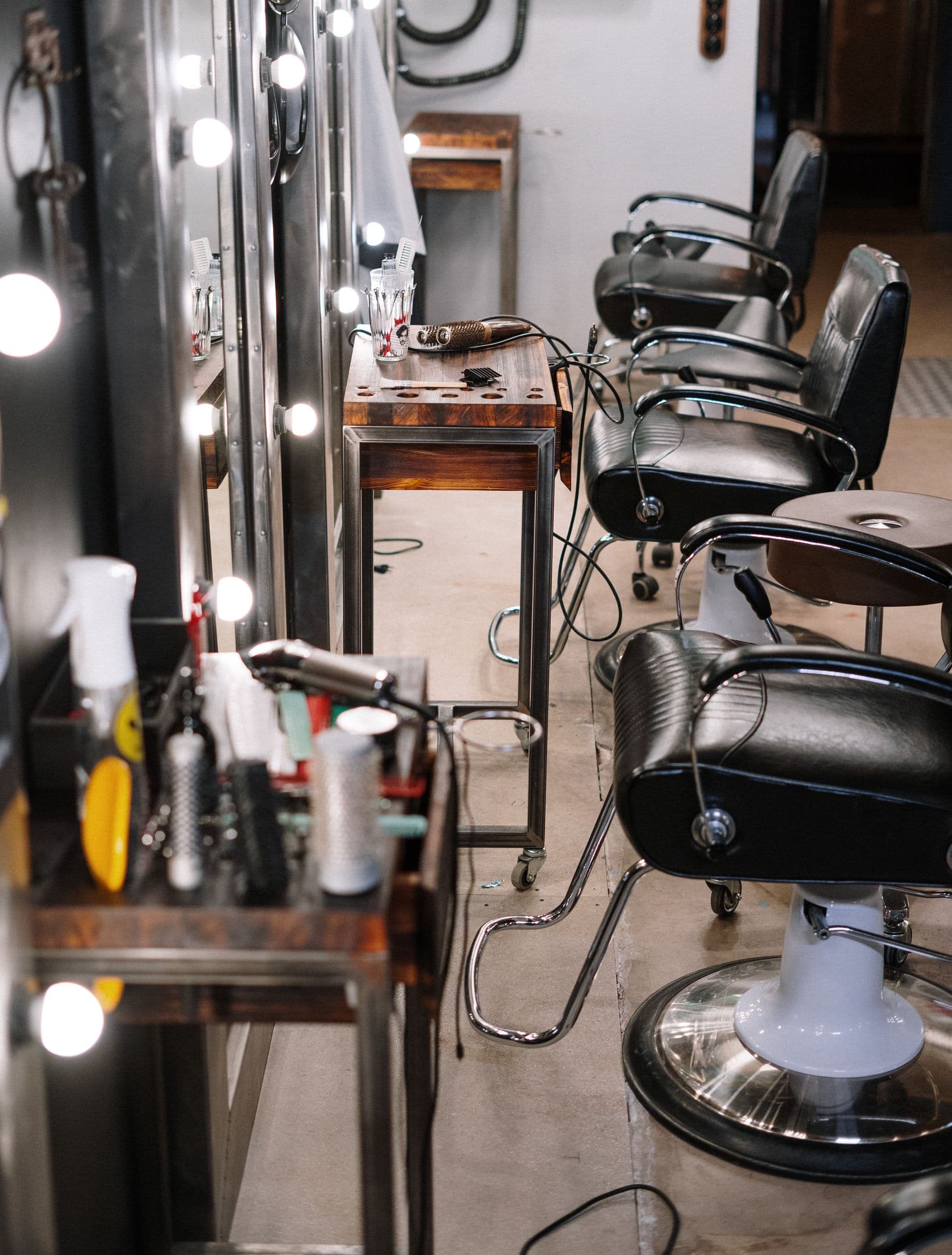 Postes de coiffure et miroirs du salon