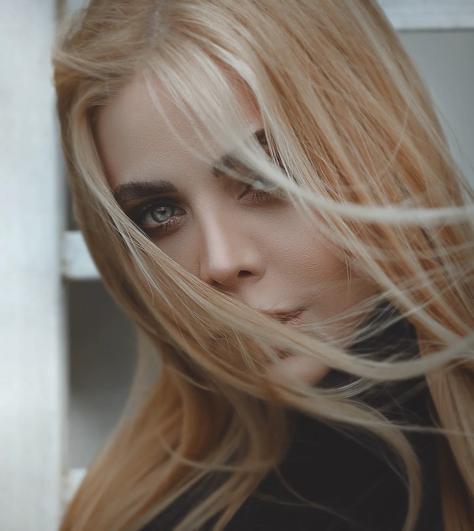 Chevelure blonde en mouvement