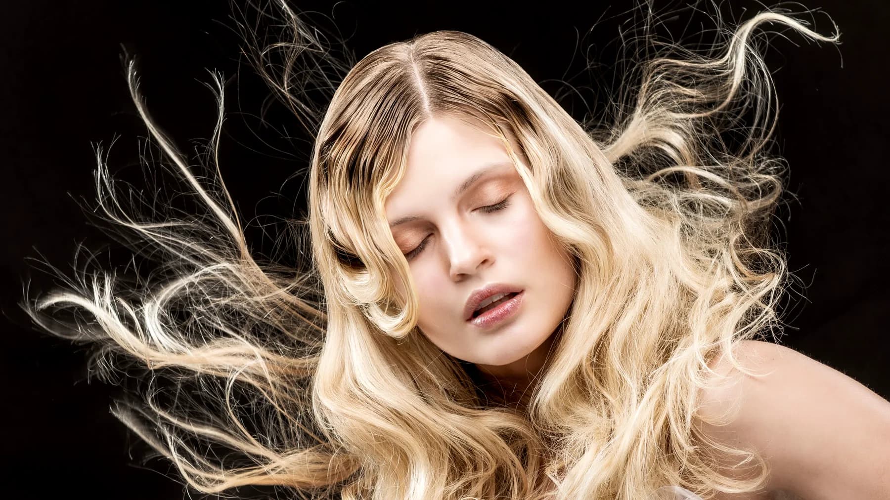 Chevelure blonde en mouvement