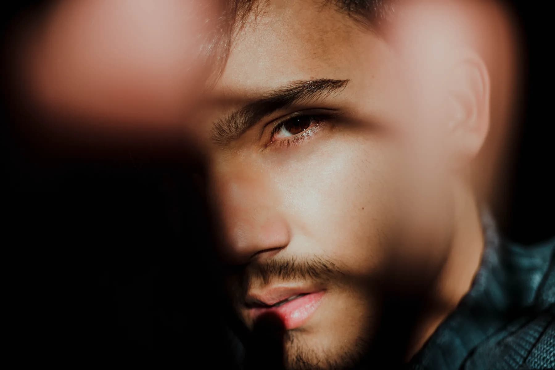 Portrait homme, coupe courte et barbe