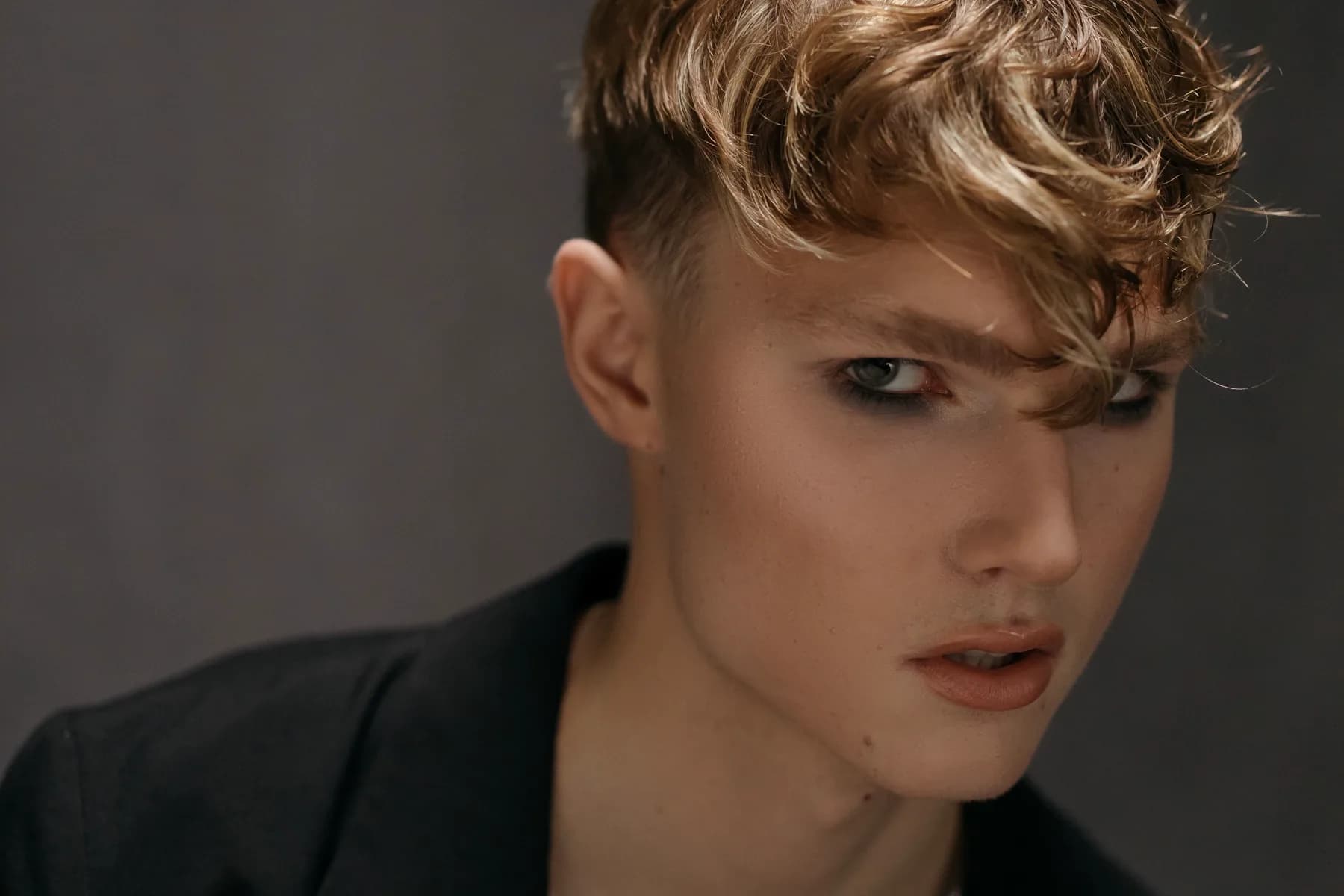 Coupe homme bouclée et texturée