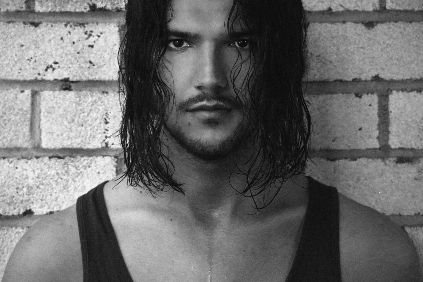 Cheveux longs homme en noir et blanc