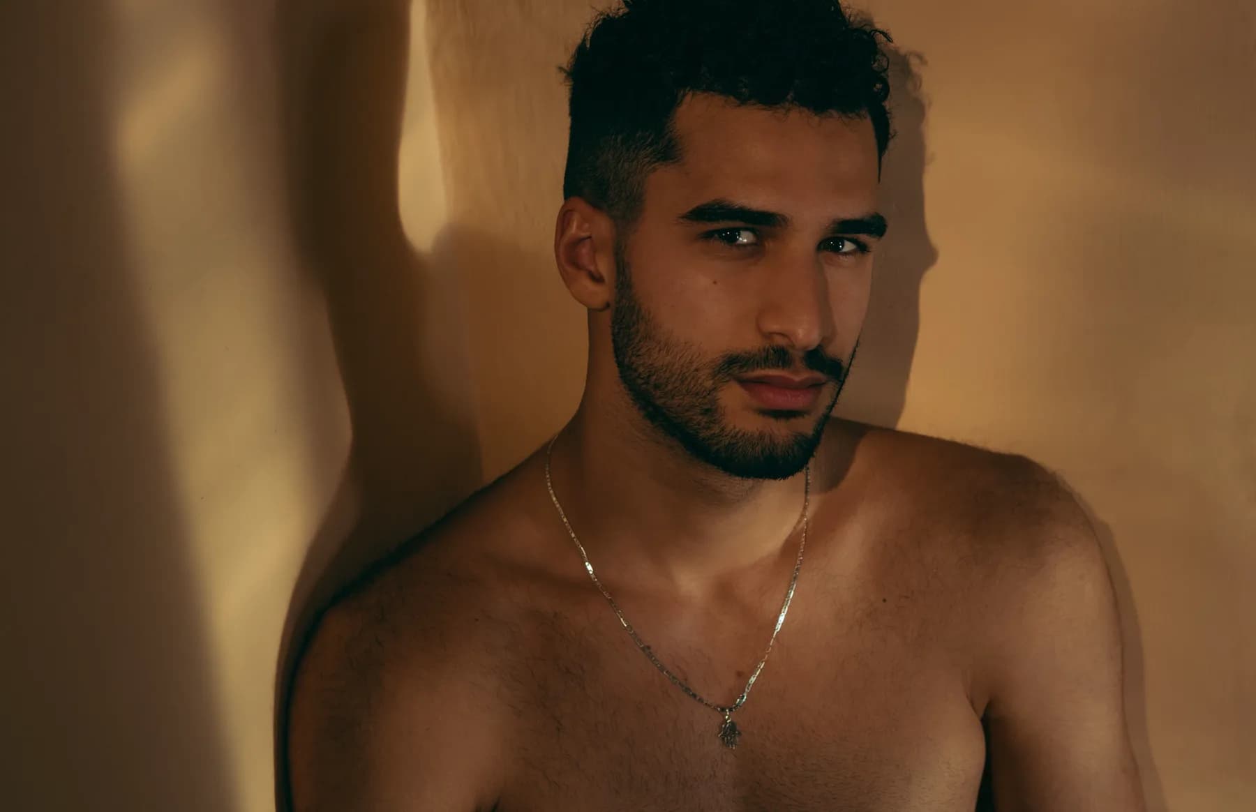 Portrait homme en lumière chaude